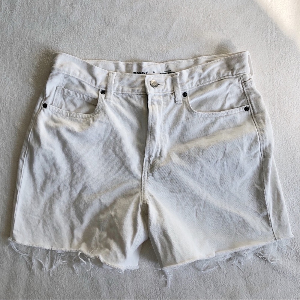Old Navy Women’s Slouchy Straight Cut Off Denim Shorts in Calla Lily White, 8 - Picture 5 of 13